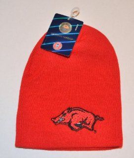 Arkansas Razorbacks Solid Red Skull Cap   NCAA Cuffless Winter Knit Toque Hat : Sports Fan Beanies : Sports & Outdoors