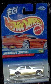 Hot Wheels 1998 7667 Mercedes 380 SEL 30 Years 1:64 Scale: Toys & Games